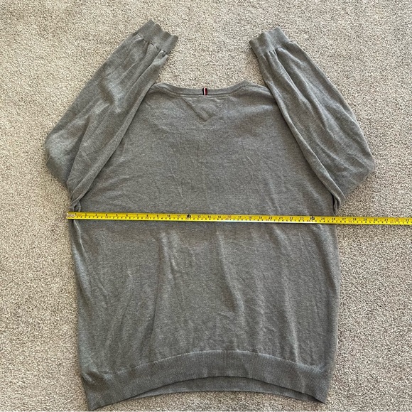 Tommy Hilfiger Light Gray 100% Cotton Relaxed Fit V-Neck Sweater - Picture 7 of 7